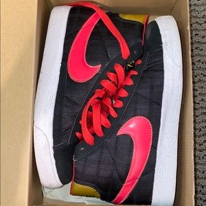 NIKE GIRLS SNEAKERS